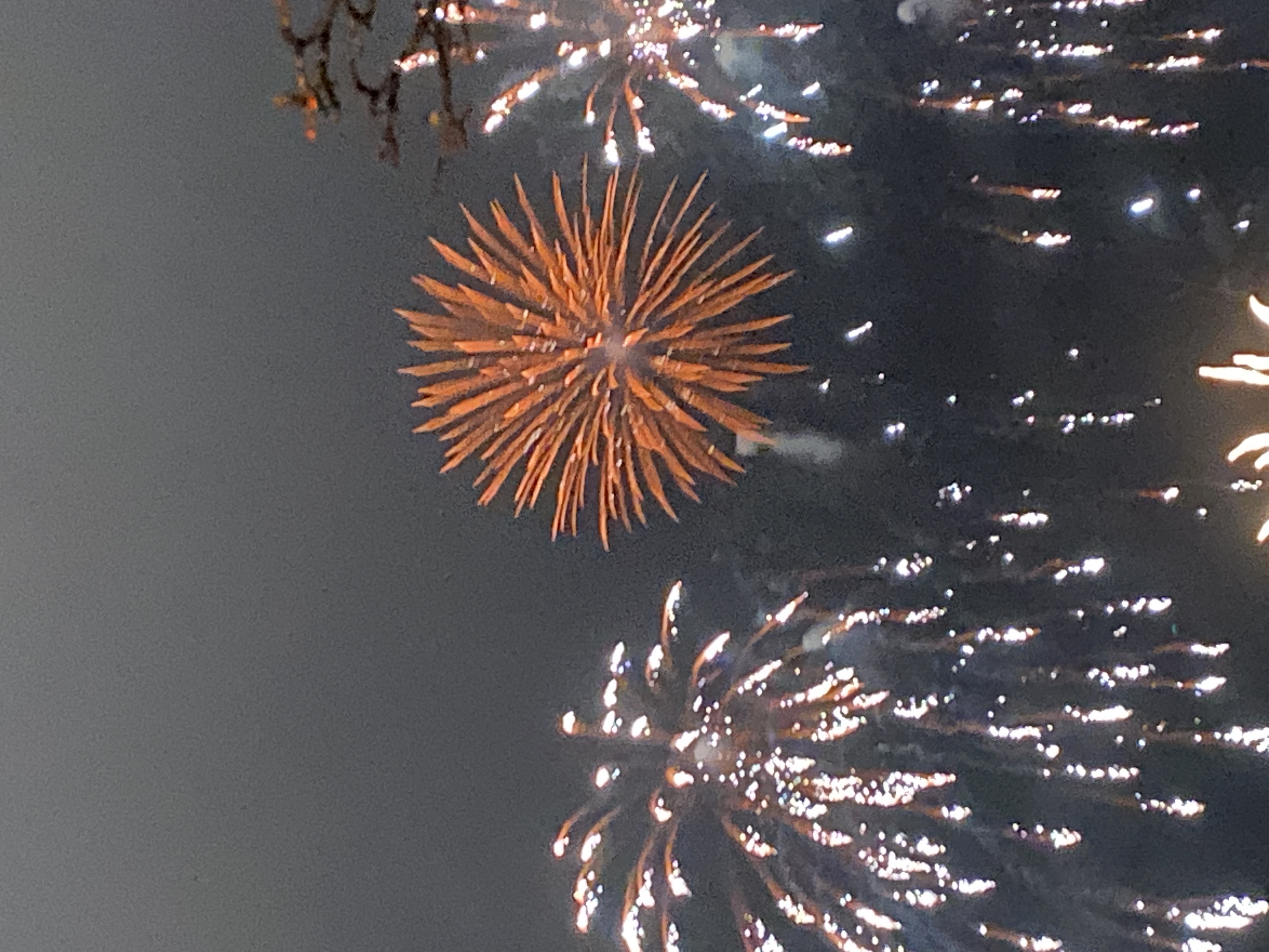 A picture of white and orange fireworks