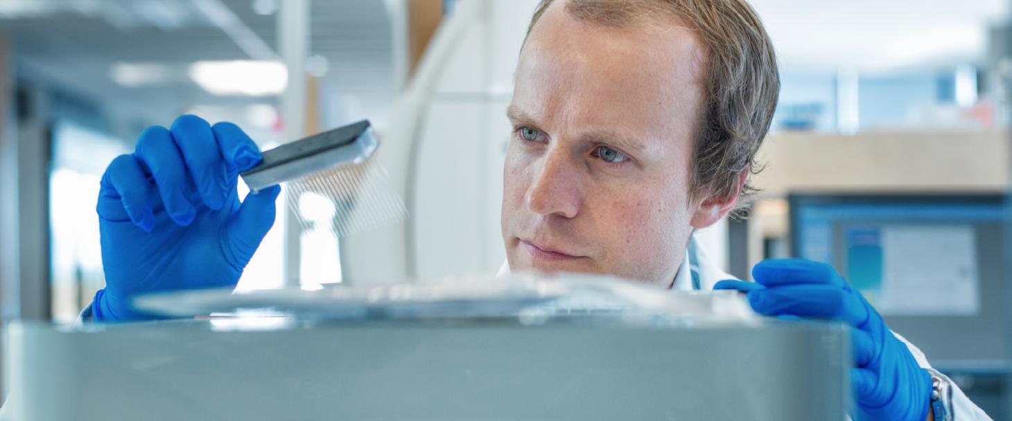 Dr. Haakon Nygaard working in the lab