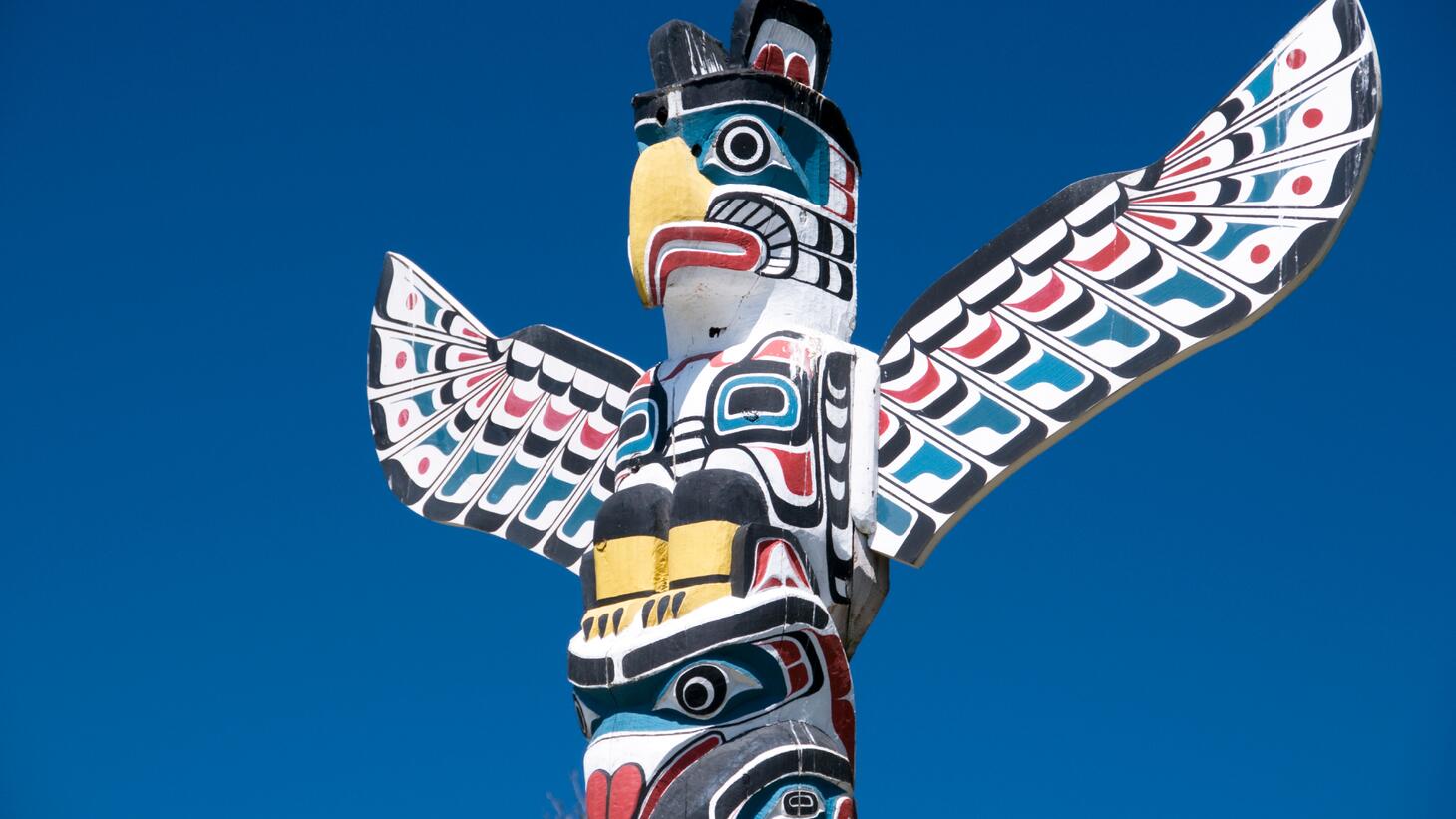 The top of the Kakaso'las pole, featuring a Thunderbird with a whale on its chest