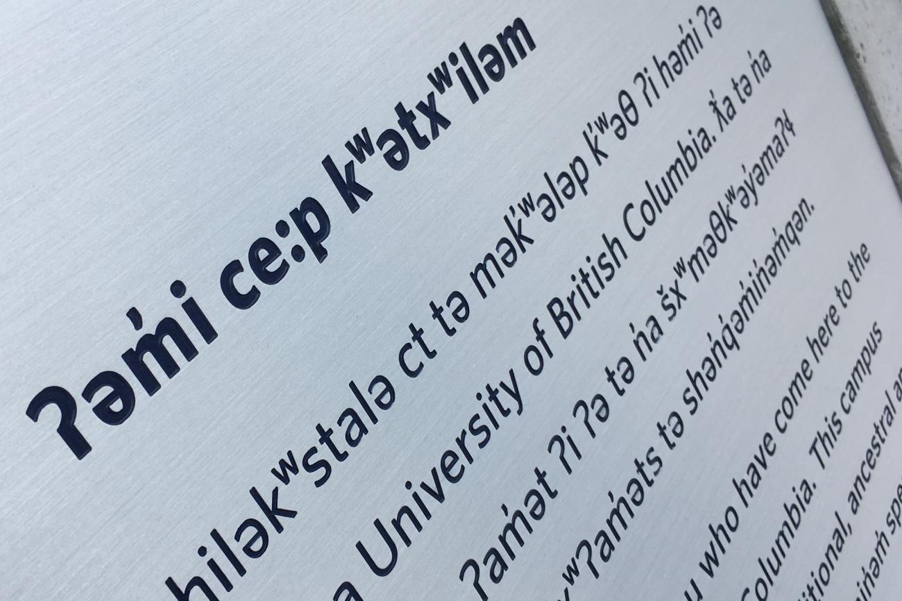 A sign at the UBC Bus Exchange uses the Whitney Salishan font to welcome people in English and hən̓q̓əmin̓əm̓, the traditional language of the Musqueam peoples