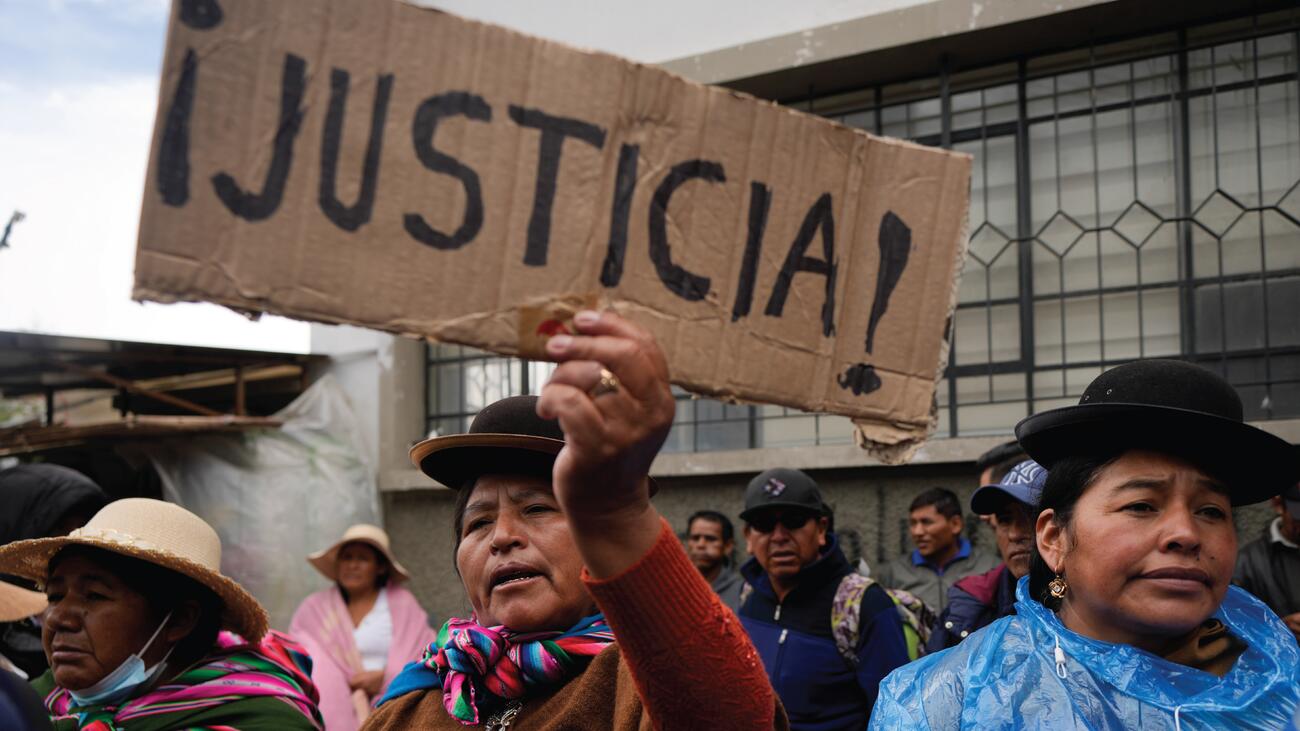 At demonstration, protestor holds sign in Spanish that says "­¡Justicia!" 