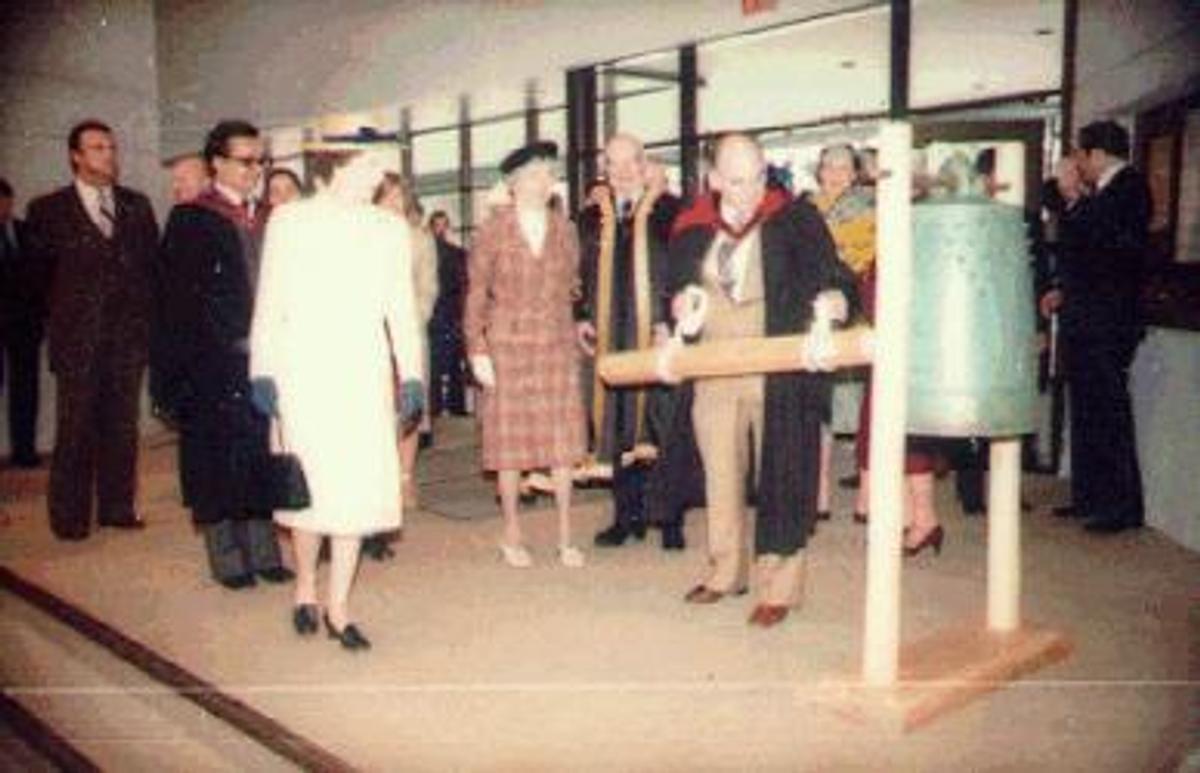 Queen Elizabeth and Terrance McGee look at Japanese bell in UBC Asian Centre