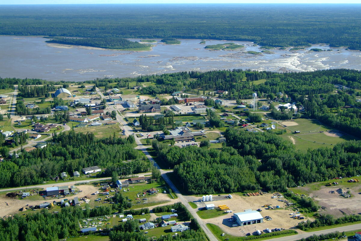 An aerial shot of Fort Smith with the Des Nedhé (Slave) River in view